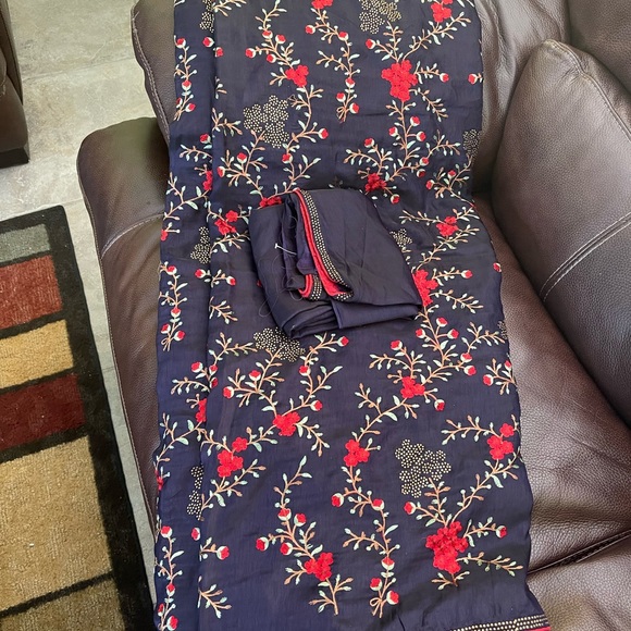 Designer crepe silk floral embroidered with swarvoski crystals saree n bp - Picture 4 of 5